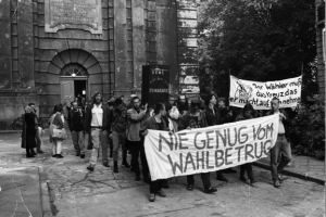 Robert-Havemann-Gesellschaft/ Hans-Jürgen Röder. "Demonstration gegen den Wahlbetrug vor der Sophienkirche, Berlin, 7. Juni 1989"