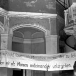 Mahnwache für die verhafteten Mitglieder der Umweltbibliothek in der Zionskirche, Prenzlauer Berg Berlin-Ost 1987 © Ann-Christine-Jansson