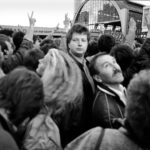 Als ein Zeichen heben die Demonstranten ihre Hände bei einer illegalen Demonstration gegen Wahlbetrug und für demokratische Reformen am Tag der Feier des 40. Jahrestages der DDR.  Alexanderplatz Berlin Ost 7.10.1989 © Ann-Christine Jansson